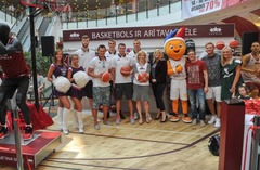 Latvijas valstsvienības basketbolisti līdzjutēju ielenkumā atklāj oficiālo fanu zonu