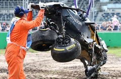 Fotostāsts: Fernando Alonso avārija Melburnā