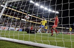 Peru pret Brazīliju gūst vārtus ar roku un iekļūst «Copa America» 1/4 finālā