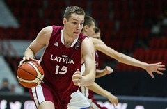 U-20 basketbolisti EČ astotdaļfinālā pārspēj Zviedrijas vienaudžus