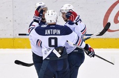 KHL Austrumu konferences līderu duelī «Metallurg» uzvar «Avangard»