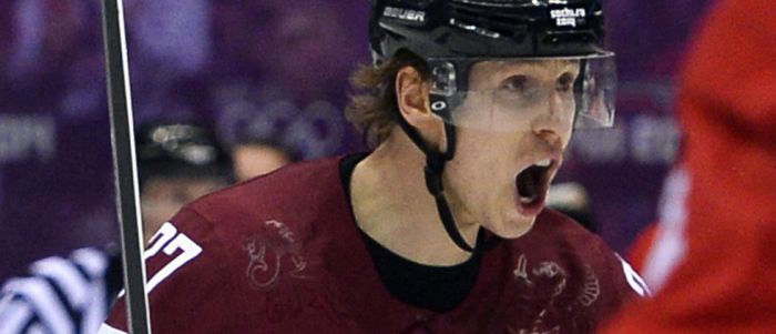 Oskars Bārtulis dāvina ekipējumu Talsu hokeja kluba bērniem