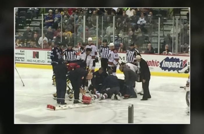 Pirms AHL spēles uz ledus saļimst hokejists