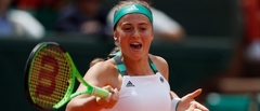 Ostapenko otrajā setā uzvar Vozņacki un spēli atkal pārtrauc lietus