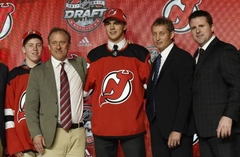 NHL draftā «Devils» ar pirmo numuru izvēlas Šveices jauno talantu Hišeru