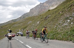 Bijušais tramplīnlēcējs Rogličs uzvar «Tour de France» posmā