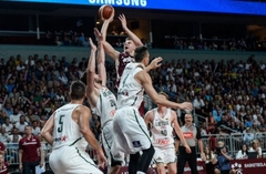 Aizraujošā duelī Latvijas basketbolisti pārspēj Lietuvu