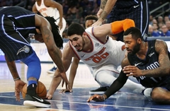 «Knicks» bez veselības problēmu māktā Porziņģa piekāpjas «Magic»