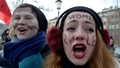 "Dzemdē gaļu": Sanktpēterburgā feministes sarīkojušas protesta akciju pret dienestu armijā