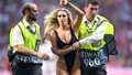 Interneta hits: formīga modele puskaila izskrien uz laukuma UEFA fināla mačā