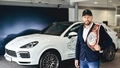 Bokseris Mairis Briedis ticis pie jauna auto