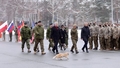 Ādažu bāzē NATO ģenerālsekretāru sagaidīja ne vien karavīri, bet arī kāds kaķis