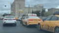 VIDEO ⟩ Hakeri Maskavā izsauc vairākus desmitus "Yandex Taxi" auto uz vienu vietu. Izveidojies pamatīgs sastrēgums