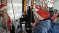 VIDEO ⟩ Skolēni iepriecina "Rīgas Satiksmes" pasažierus, pieskandinot tramvaju ar Ziemassvētku dziesmu