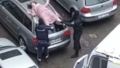 VIDEO ⟩ Pļavniekos pa auto jumtu staigā sieviete. Iesaistīta policija