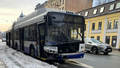 FOTO ⟩ Uz Brīvības ielas Rīgā saskrējies trolejbuss un vieglais auto. Divi cietušie