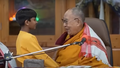 VIDEO ⟩ Dalailama atvainojas, ka lūdzis bērnam "sūkāt viņa mēli"