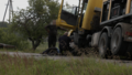 VIDEO ⟩ Limbažos sabremzēts ceļu remonts. Grāvī ieslīdējis auto, ar kuru labo bedres