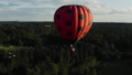 VIDEO ⟩ Sieviete vairāku gadu laikā nevar izmantot dāvanu karti lidojumam ar gaisa balonu