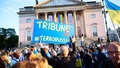 FOTO ⟩ Berlīnē simtiem cilvēku protestē pret krievu operdziedātājas uzstāšanos