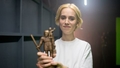 Aktrise Marija Luīze Meļķe pieņem "Lielā Kristapa" statuju