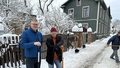 "Ja ielas būtu tīras, tad varētu gorīties ar lāpstu." Rīdziniekus nepārliecina mēra foto ar sniega lāpstu