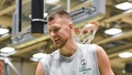 Porziņģis no malas noskatās "Celtics" uzvaru pār "Pelicans"