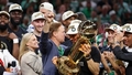 NOSKATIES ⟩ "Celtics" treneris Mazulla staigā pa ielu ar NBA trofeju