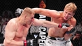 NOSKATIES ⟩ Frizūra jāuztur arī cīņas laikā – UFC smagsvars starp raundiem ķemmē matus