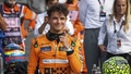 "McLaren" pilots Noriss uzvar Singapūras "Grand Prix", atstājot Verstapenu otrajā vietā