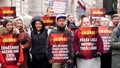 FOTO ⟩ "Pārāk lieli nodokļi – tukši logi!" Pie Saeimas protestē viesmīlības nozares pārstāvji