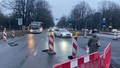 VIDEO ⟩ Ziepniekkalna iedzīvotāji tilta remontdarbu dēļ autobusu spiesti gaidīt teju ceļa vidū