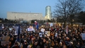 FOTO ⟩ Piektdienas vakarā Slovākijā tūkstoši protestē pret Fico prokrievisko politiku