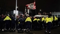 FOTO un VIDEO ⟩ Siliņa sasauc atbildīgos dienestus sarunām par "Ajax" fanu radītajām nekārtībām Rīgas centrā