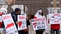 FOTO ⟩ Rīgā cilvēki protestē pret Baltkrievijas "prezidenta vēlēšanu" izrādi