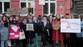 FOTO ⟩ Pie Saeimas protestē pret opozīcijas politiķu rosinājumu prasīt sievietēm pirms aborta obligāti piedalīties konsultācijās