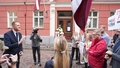 FOTO ⟩ Saeima lems par neuzticības izteikšanu Dombravam. Notiek NA protests ministra atbalstam