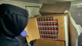 VIDEO ⟩ Katlakalnā vīrietis piesaista policistu uzmanību. Viņa furgonā atrod 650 000 nelegālo cigarešu