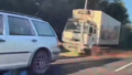 VIDEO ⟩ Pārdaugavā bez tiesībām braucošs "Rimi" kravas auto vadītājs iebrauc žogā