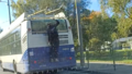 VIDEO ⟩ Autovadītāja fiksē trolejbusa pasažiera bīstamās izdarības