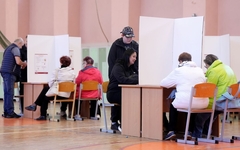 Atsevišķi cilvēki nav gatavi stāvēt rindā uz vēlēšanu iecirkni
