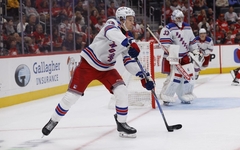Šmits ar Rangers viesos uzvar Red Wings