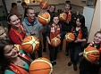 "Swedbank" LJBL un basketbola klubi bērniem dāvina bumbas