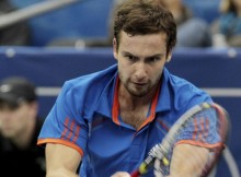 Spēlējot ar sāpošu plecu, Gulbis nepārvar Lodrā barjeru