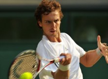 Gulbis uzvar pirmo setu, spēli pārtrauc lietus