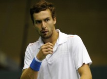 Gulbis trīs setos uzvar Žemļu un iekļūst pusfinālā