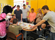 Meija, Pavlovs un Sotnieks slimnīcas bērniem dāvina galda hokeju