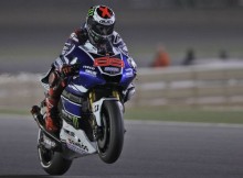 Lorenco triumfē MotoGP pirmajā posmā, Rosi izrauj otro vietu