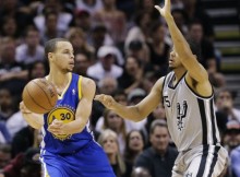 "Warriors" ar pārliecinošu zaudējumu pret "Spurs" nokļūst soli no izkrišanas