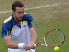 Gulbis iesāk Vimbldonu ar trīs setu uzvaru pār Rožē-Vaselānu